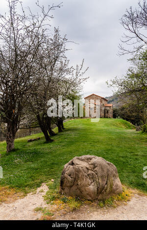 Vue extérieure de l'église St Christine de Lena au printemps. Santa Cristina de Lena est une église pré-romane catholique situé dans les Asturies, en Espagne. Banque D'Images