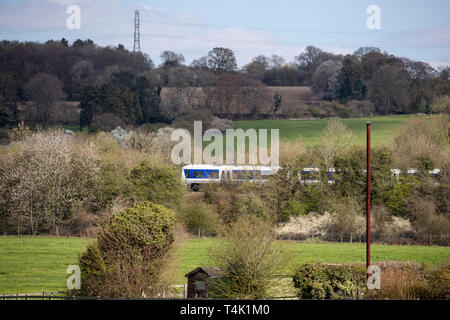 Une vue générale d'une classe 165 Chiltern Railways train passant près de Hughenden, dans le Buckinghamshire. Banque D'Images