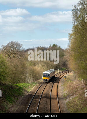 Une vue générale d'une classe 165 Chiltern Railways train passant près de Hughenden, dans le Buckinghamshire. Banque D'Images