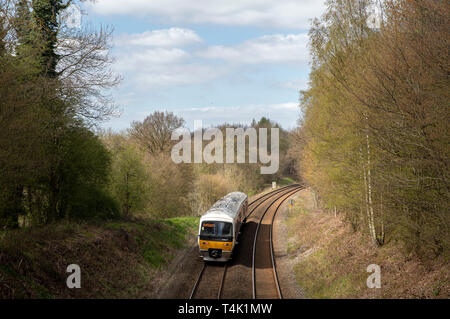 Une vue générale d'une classe 165 Chiltern Railways train passant près de Hughenden, dans le Buckinghamshire. Banque D'Images