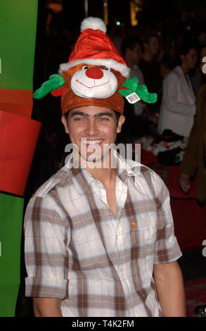 LOS ANGELES, CA. 14 octobre 2004 : l'Acteur TYLER HOECHLIN au Hollywood premiere de survivre à Noël. Banque D'Images