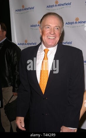 LOS ANGELES, CA. 15 octobre 2004 : l'acteur James Caan à la 4e Conférence annuelle de Adopt-A-Minefield Gala au Century Plaza Hotel, Los Angeles, Californie. Banque D'Images