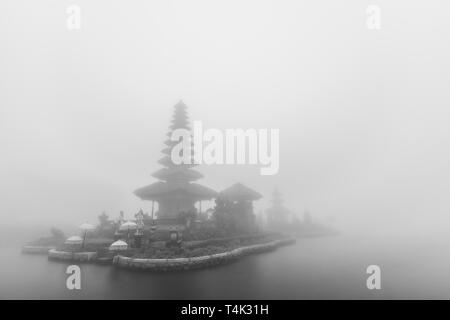 Temps de brouillard à Pura Ulun Danu Beratan temple à Bali, Indonésie. Photo en noir et blanc. Banque D'Images