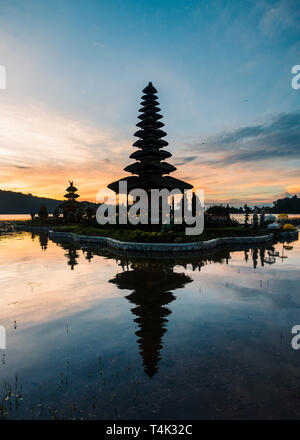 Pura Ulun Danu Beratan lever du soleil au temple à Bali, Indonésie Banque D'Images
