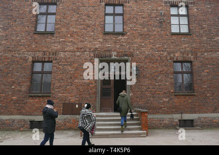 Cracovie, Pologne - 21 janvier 2019 : Les gens en face de l'entrée de l'Auschwitz museum de preuves criminelles bloc 5 Banque D'Images