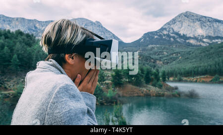 Femme dans la nature portant des lunettes de réalité augmentée.femelles adultes de s'amuser avec AR lunettes. L'avion. Lecture.la journée. Banque D'Images