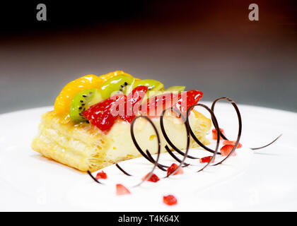 Gâteau de fruit avec fraise, kiwi, berry et pêches, framboises, orange et autres fruits Banque D'Images