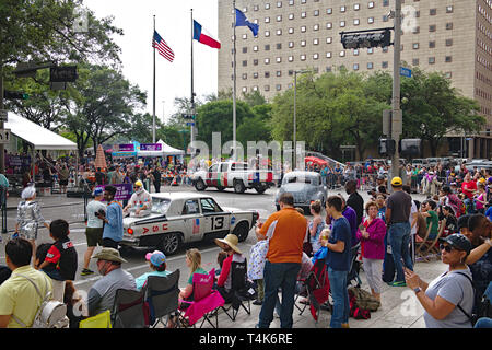 Houston, Texas / Etats-Unis - 13 Avril 2019 : un curieux observer la parade annuelle de l'Art Voiture Houston malgré une brève douche pluie Banque D'Images