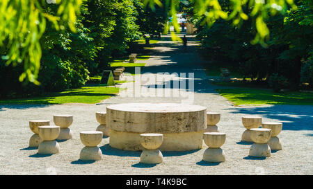 La Table du silence, une partie de l'ensemble sculptural de Constantin Brâncuși à Târgu Jiu, Roumanie Banque D'Images