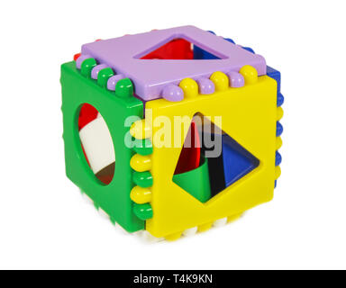 Puzzle jouets éducatifs pour enfants sous la forme d'un cube avec des trous de différentes formes Banque D'Images