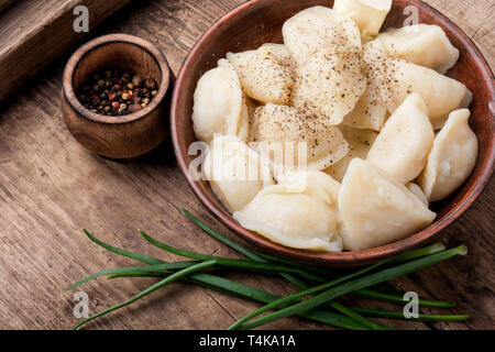 Varenyky avec pomme de terre.Vareniki ou quenelles-nourriture traditionnelle ukrainienne Banque D'Images