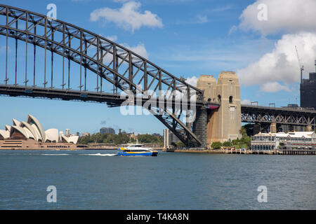 Manly fast ferry sur le port en passant l'Opéra de Sydney et Sydney Harbour Bridge, Sydney, Australie Banque D'Images