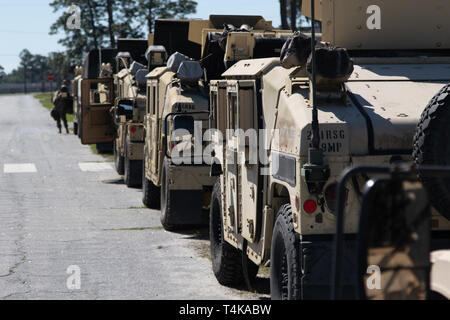 La Garde nationale de l'Armée de Géorgie avec le Fort Stewart, 179e Compagnie de Police militaire de se préparer à sortir pendant la formation sur le terrain à Fort Stewart, en Géorgie, le 16 avril 2019. L'unité est la réalisation d'autres formations de préparation pour se préparer à leur rotation de centre national d'entraînement en mai. L'Armée américaine photo par le Sgt. 1re classe R.J. Lannom Jr. Banque D'Images