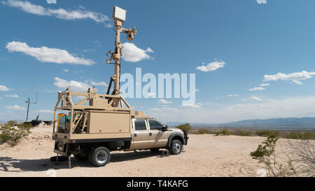 Un système de caméra de surveillance mobile demeure stationné près de la gare de Fort Hancock Border Patrol, le 9 avril à Fort Hancock, Texas. Soldats aident les agents des douanes et de la protection des frontières par les secteurs de surveillance pour des activités illégales. Le ministère de la défense a déployé des unités de l'autre côté de la frontière sud-ouest à la demande de la U.S. Customs and Border Protection et est de fournir du soutien logistique, l'ingénierie, et de la protection de la force. (U.S. Photo de l'armée par le Sgt. Brandon Banzhaf, 24e) TPASE Banque D'Images