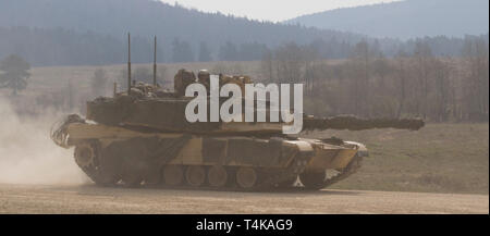 Les soldats de l'armée américaine avec 2e Bataillon, 34e régiment blindé, 1st Armored Brigade Combat Team, 1re Division d'infanterie, manœuvres dans le fort au cours de l'esprit alliée à la zone d'entraînement X Hohenfels, Allemagne, April 08, 2019. Spirit est un allié de l'armée américaine l'Europe-dirigé un exercice multinational série conçue pour développer et renforcer l'OTAN et partenaire clé de l'interopérabilité et l'état de préparation au combat spécifié fonctions. Banque D'Images
