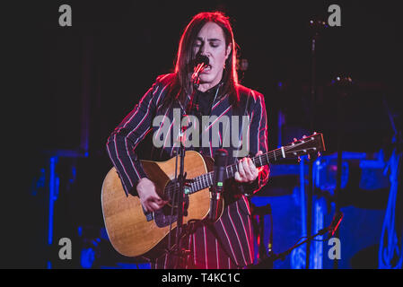 Manuel Agnelli, chanteur et fondateur de l'italien "punk rock Afterhours', d'effectuer en direct sur scène à Turin, au Teatro Colosseo Banque D'Images