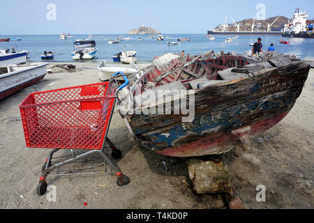 Vue inhabituelle d'un Rouge Panier enchaînés à un vieux bateau de pêche Banque D'Images