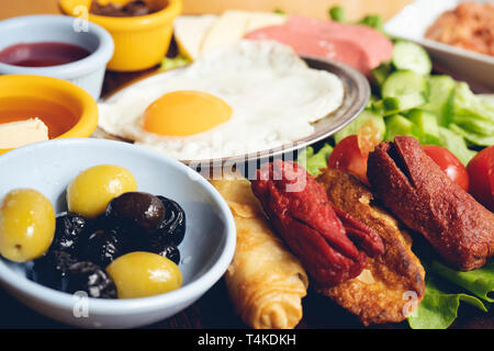 Le tableau mis en place pour le petit déjeuner continental Banque D'Images