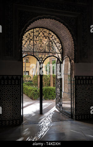 Avril 2019 - Séville Espagne - vue de l'intérieur de l'Alcazar Royal de cour de l'usine au centre de la salle Banque D'Images