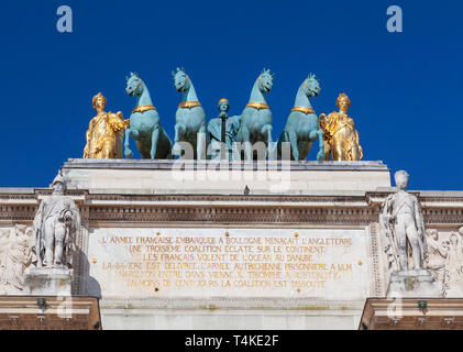 Détail des sculptures et inscription sur le monument de l'Arc de Triomphe du Carssel, Paris Banque D'Images