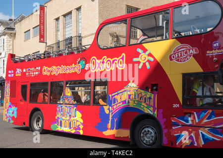 Visite guidée d'open top bus transportant les touristes à Oxford, UK Banque D'Images