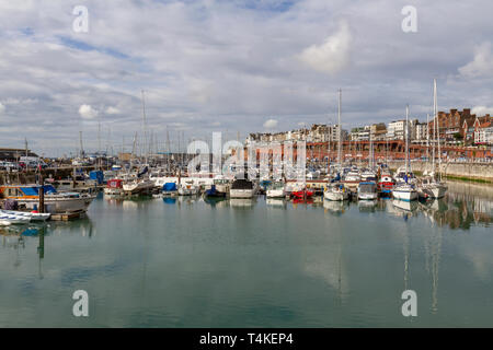 Vue d'ensemble des bateaux amarrés dans la Marina de The Royal Harbour Marina à Ramsgate, Kent, UK. Banque D'Images