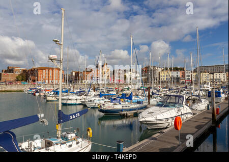 Vue d'ensemble des bateaux amarrés dans la Marina de The Royal Harbour Marina à Ramsgate, Kent, UK. Banque D'Images