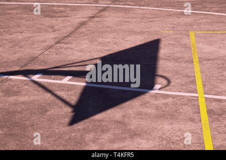 Panier de basket-ball ombre silhouette sur le terrain dans la cour Banque D'Images