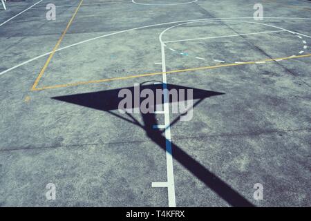 Panier de basket-ball ombre silhouette sur le terrain dans la cour Banque D'Images