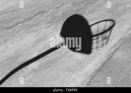 Panier de basket-ball ombre silhouette sur le terrain dans la cour Banque D'Images