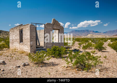 Bâtiment en béton mineurs, ruine, de maquis dans les montagnes Chiso, distance du chemin River, Désert de Chihuahuan, Big Bend National Park, Texas, États-Unis Banque D'Images