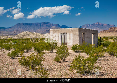 Bâtiment en béton mineurs, ruine, de maquis dans les montagnes Chiso, distance du chemin River, Désert de Chihuahuan, Big Bend National Park, Texas, États-Unis Banque D'Images