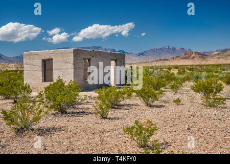 Bâtiment en béton mineurs, ruine, de maquis dans les montagnes Chiso, distance du chemin River, Désert de Chihuahuan, Big Bend National Park, Texas, États-Unis Banque D'Images