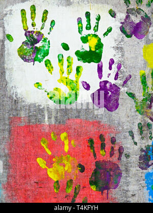 Belle main couleur imprime sur le mur Banque D'Images