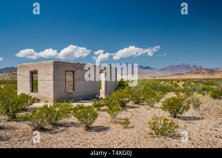 Bâtiment en béton mineurs, ruine, de maquis dans les montagnes Chiso, distance du chemin River, Désert de Chihuahuan, Big Bend National Park, Texas, États-Unis Banque D'Images