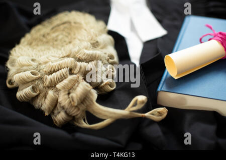 Concept juridique des avocats de la vie Toujours avec perruque et robe courte Banque D'Images