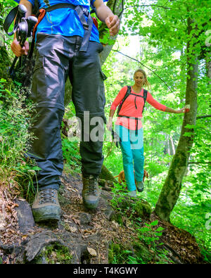 La randonnée sur un sentier difficile et passionnante dans l'aménagement forestier Banque D'Images