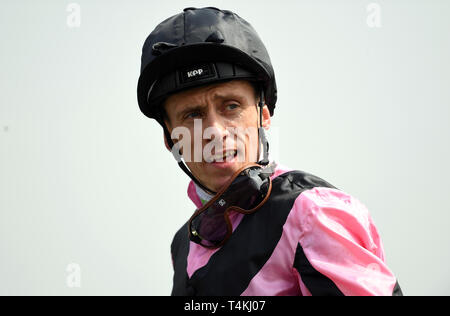 Jockey Shane Kelly après équitation haut Breeze à la victoire dans le Bet365 Handicap Stakes au cours de la deuxième journée de la bet365 Craven Réunion à Newmarket Racecourse. Banque D'Images