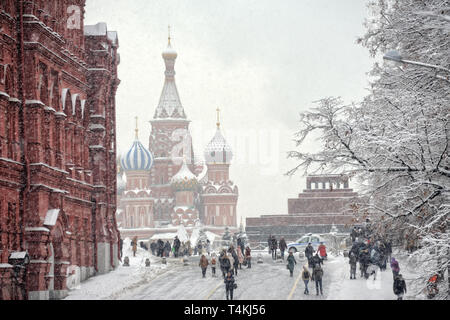 = Les gens et venir à pied de la place Rouge dans les fortes chutes de neige  = Vue du Carré Manezhnaya sur les gens et venir à pied de la Place Rouge, entre le T0 rouge Banque D'Images