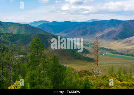 Vue depuis le haut de la vallée de montagne Chike-Taman transmettre, République de l'Altaï Banque D'Images