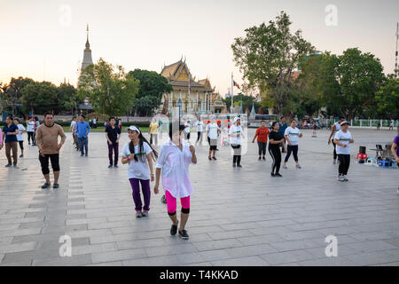 Les sections locales de faire de l'aérobic au coucher du soleil dans le parc Wat Botum, Phnom Penh, Cambodge, Asie du Sud, Asie Banque D'Images