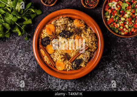 Cuisine marocaine tajine de poulet aux fruits secs et épices, vue du dessus. Banque D'Images