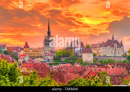 L'heure du coucher du soleil à Sighisoara, Transylvanie, Roumanie Banque D'Images