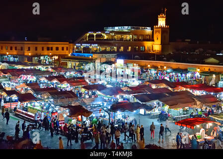 En 1985, la médina de Marrakech et donc la place Jemaa el Fna qui fait partie sont sur la liste du patrimoine mondial de l'UNESCO. En mai 2001, Place Djemaa el Banque D'Images