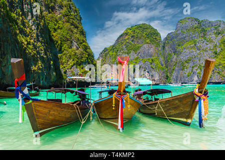 Bateau longue queue traditionnels sur la célèbre baie de Maya, les îles Phi Phi, Thaïlande Banque D'Images