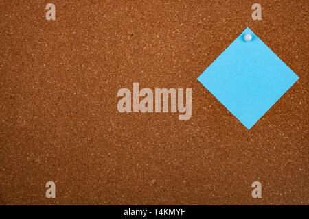 Une feuille de papier sur le panneau de liège. Place pour votre texte. Banque D'Images