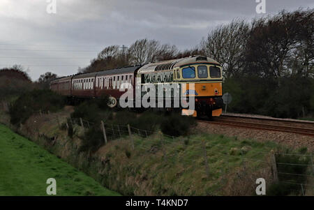 Une locomotive diesel, 33012, passe extérieure Hey Lane de passage à niveau avec un train spécial les amateurs de chemin de fer sur le chemin à Southport. Cw 6673 Banque D'Images