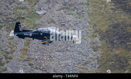 RAF T6 Texan prend un vol d'entraînement à travers la boucle de Mach, le Pays de Galles, Royaume-Uni à faible niveau Banque D'Images