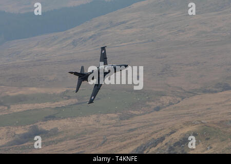 Un RAF Hawk apporte une lumière à travers la formation de boucles de Mach, le Pays de Galles, Royaume-Uni. Banque D'Images