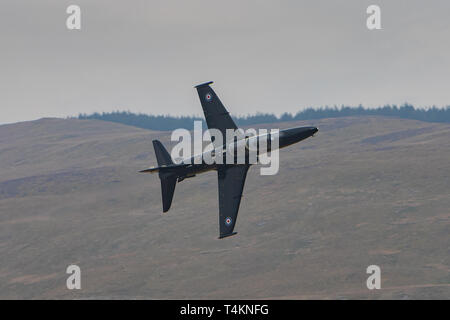 Un RAF Hawk apporte une lumière à travers la formation de boucles de Mach, le Pays de Galles, Royaume-Uni. Banque D'Images